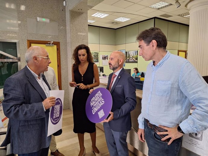 El subdelegado del Gobierno en Málaga en el punto violeta del SEPE Málaga.