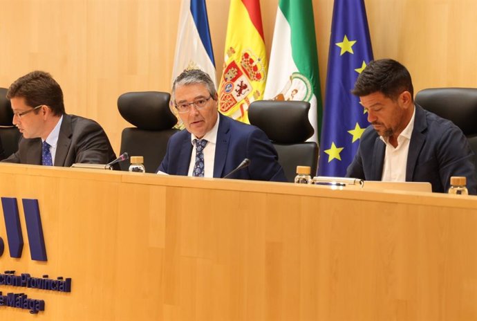 El presidente de la Diputación de Málaga, Francisco Salado, durante la celebración del Pleno de la intitución provincial de este mes de septiembre.