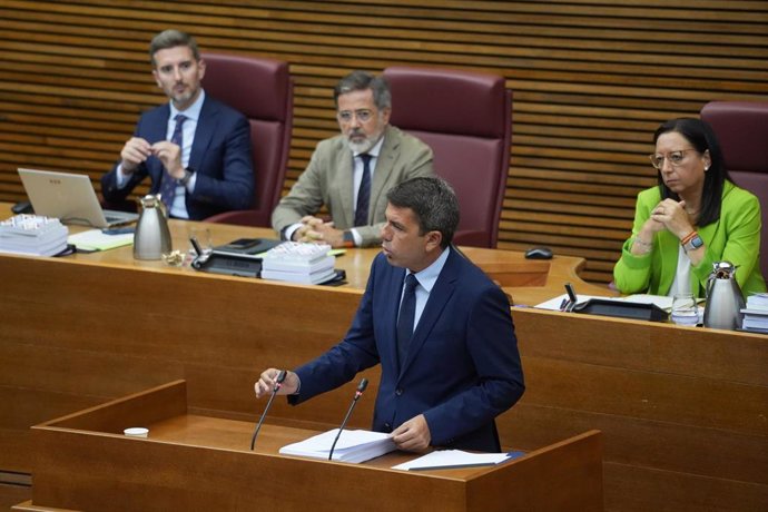 El presidente de la Generalitat Valenciana, Carlos Mazón, interviene durante un debate de política general en Les Corts Valencianas