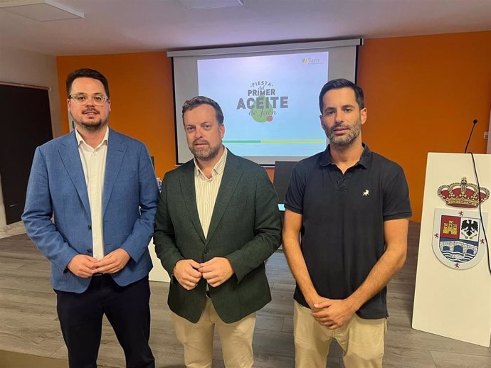 Francisco Javier Lozano (i), en la reunión para preparar la Feria del Primer Aceite en Andújar.