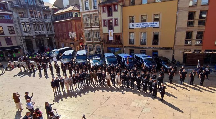 La Policía Nacional recibe la Medalla de Oro de Oviedo por sus 200 años de historia.