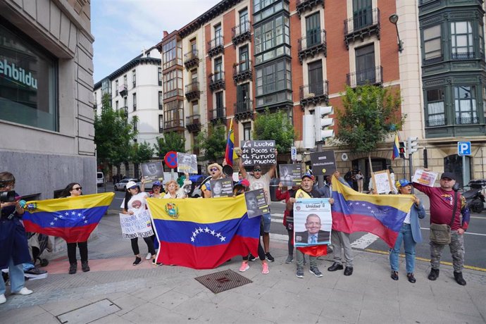 Varias personas durante una cacerolada, en la Plaza Venezuela, a 18 de septiembre de 2024, en Bilbao, Vizcaya, País Vasco (España). La plataforma ‘Venezolanos en Bilbao’ ha convocado una cacerolada para pedir la la libertad de los presos políticos y los v