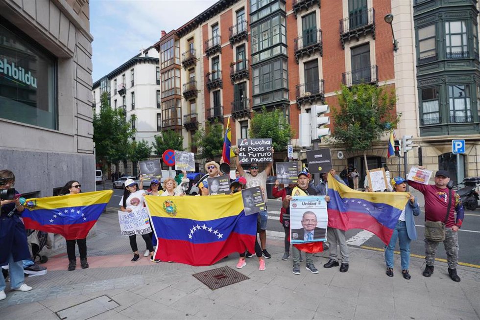 Varias personas durante una cacerolada, en la Plaza Venezuela, a 18 de septiembre de 2024, en Bilbao, Vizcaya, País Vasco (España). La plataforma Venezolanos en Bilbao ha convocado una cacerolada para pedir la la libertad de los presos políticos y los