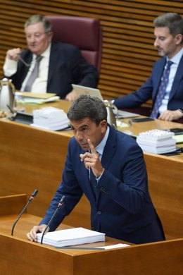 El presidente de la Generalitat Valenciana, Carlos Mazón, interviene durante un debate de política general en Les Corts Valencianas