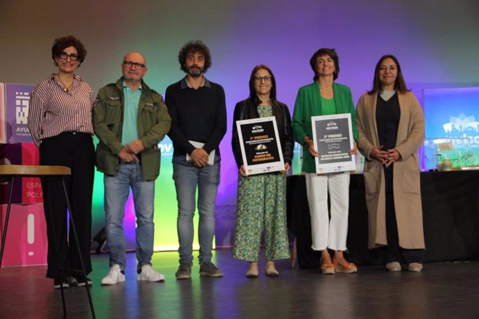 La alcaldesa de Palencia, Miriam Andrés, y los premiados en los concursos, entre otras personas, en la presentación de Movisop.