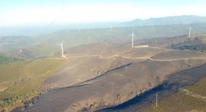 Imagen del incendio de Brañuelas en la mañana de este miércoles.