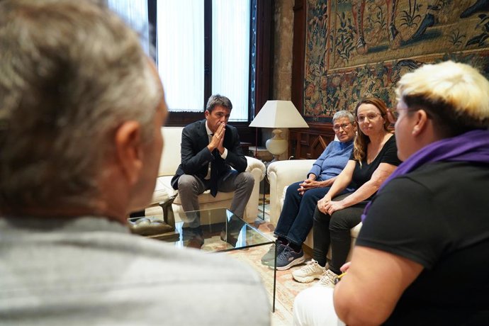 Archivo -  El president de la Generalitat, Carlos Mazón (2e), es reunix amb afectats que viatjaven en el tren atrapat en l'incendi de Begís 