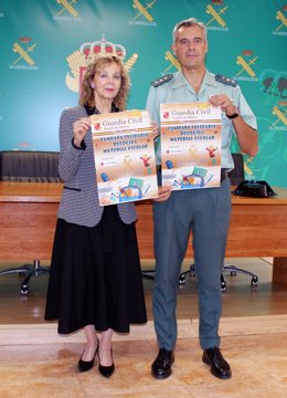 El coronel Jefe de la Guardia Civil, Francisco Pulido, acompañado por la presidenta de la Cruz Roja de la Región de Murcia, Maite Sánchez, presentan la campaña solidaria de recogida de material escolar para niños en situación de vulnerabilidad