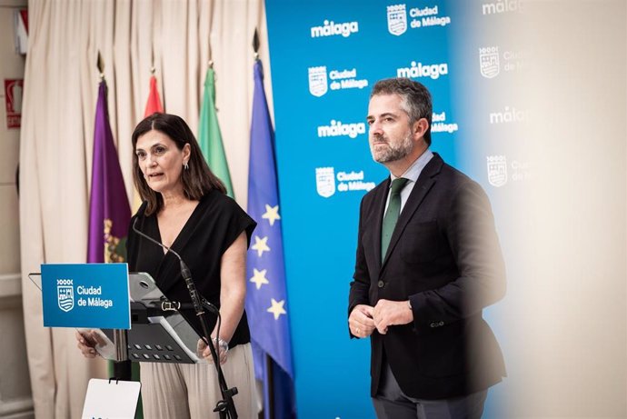 El concejal delegado de Economía, Hacienda y Fondos de la UE de Málaga, Carlos Conde, y la edil de Movilidad, Trinidad Hernández, en rueda de prensa.