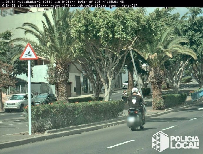 El radar del Grupo de Atestados de la Policía Local de Santa Cruz de Tenerife ha detectado al conductor de una motocicleta circulando a 117 km/h en un tramo de vía en la Avenida Los Majuelos con velocidad limitada a 40 km/h.