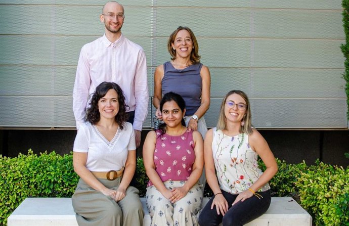  D'esquerra a dreta i de dalt a baix: Remy Verhaeghe, Isabel Pérez-Otaño, Ana Isabel Navarro Navarro, Moumita Chatterjee i Alice Staffa, investigadors de l'Institut de Neurociències (IN, CSIC-UMH).