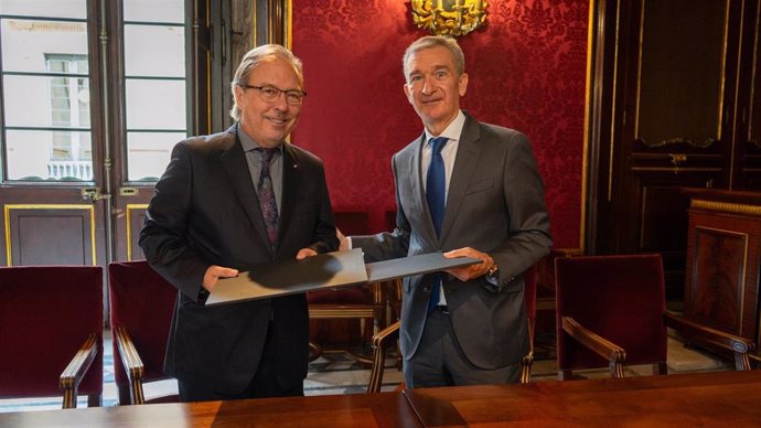 Archivo - El presidente de la Cámara de Barcelona, Josep Santacreu, y el consejero delegado de Ibercaja, Víctor Iglesias.