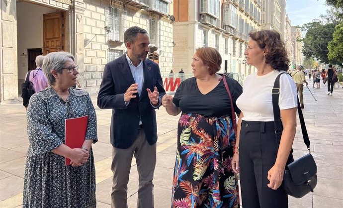 El portavoz del PSOE de Málaga, Daniel Pérez, junto a las concejalas Mari Carmen Sánchez, Carmen Martín y Rosa del Mar Rodríguez en rueda de prensa junto a la Delegación del Gobierno andaluz.