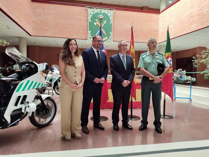 La secretaria general de Relaciones con la Asamblea, Adoración Gutiérrez, el alcalde de Mérida, Antonio Rodríguez Osuna, el delegado del Gobierno en Extremadura, José Luis Quintana, y el general de brigada, jefe de la Zona de Extremadura, Carlos Sarrión.