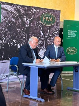 El director general de Tráfico, Pere Navarro, y el presidente de la FEVA, Raúl Aranda, firman un acuerdo en la sede de la DGT.