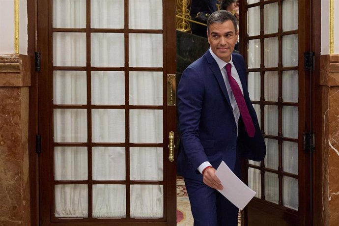 El presidente del Gobierno, Pedro Sánchez, sale de una sesión de control al Gobierno, en el Congreso de los Diputados, a 18 de septiembre de 2024, en Madrid (España). 