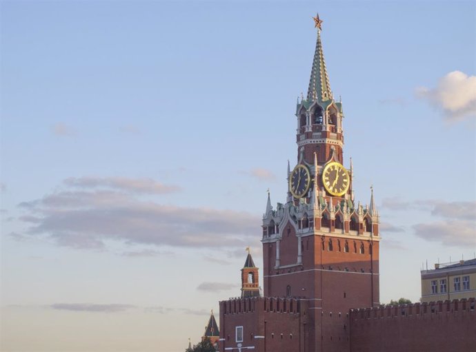 Archivo - Torre Spasskaya del Kremlin, sede de la Presidencia rusa, junto a la plaza Roja de Moscú.