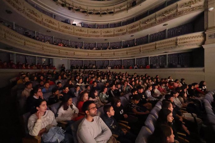 Archivo - Público infantil en el Teatro de Rojas en Toledo.