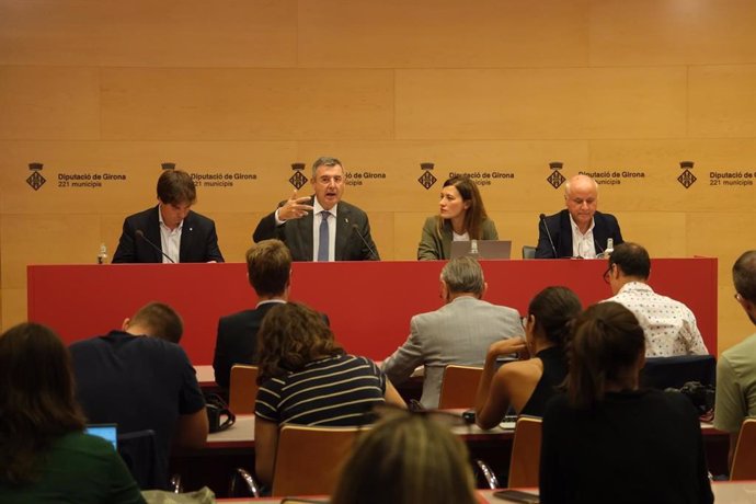 Debate sobre el futuro del aeropuerto Girona-Costa Brava