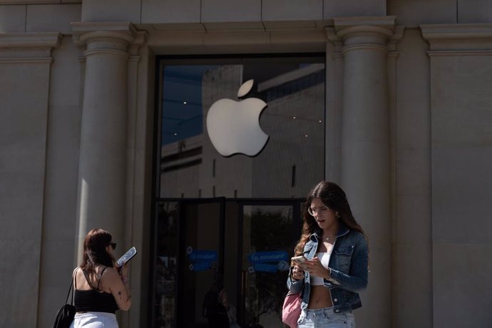 Varias personas pasan junto a una tienda de Apple, a 16 de septiembre de 2024, en Barcelona, Catalunya (España).