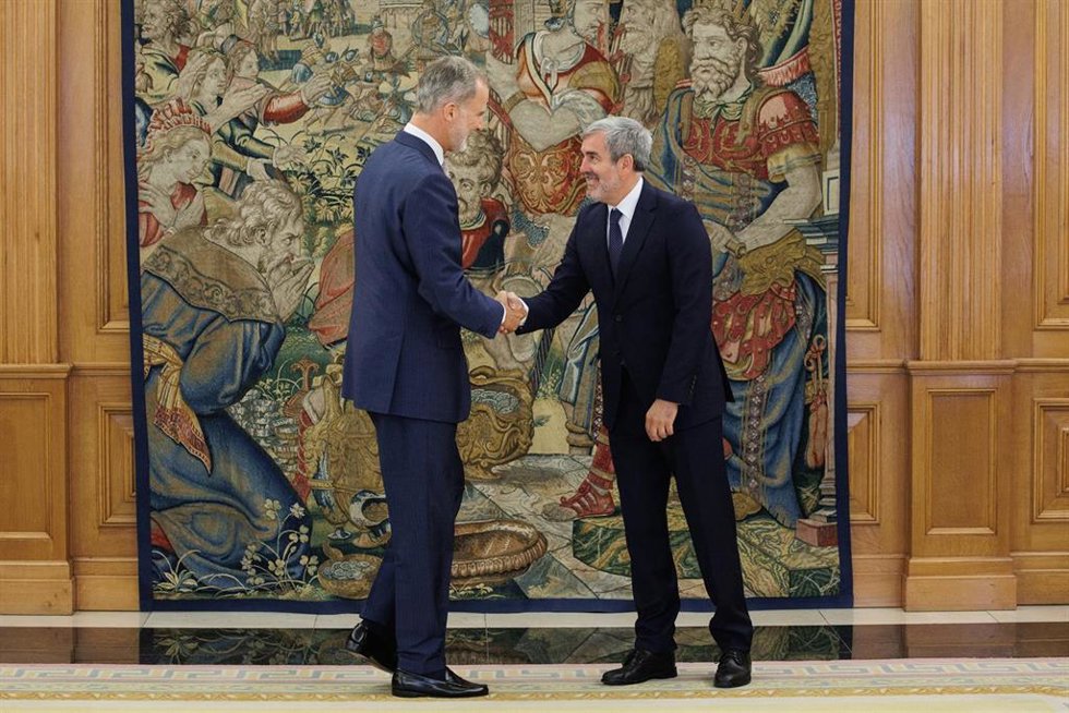 Archivo - El Rey Felipe VI (i), recibe al presidente de Canarias, Fernando Clavijo (d), en el Palacio de la Zarzuela, a 20 de septiembre de 2023, en Madrid (España). Clavijo recuperó el pasado mes de julio la presidencia de Canarias después de cuatro añ