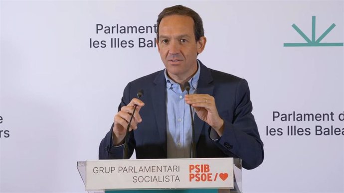 El portavoz adjunto del PSIB en el Parlament, Marc Pons, en rueda de prensa.