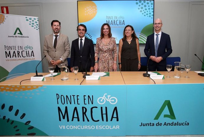 Las consejeras de Fomento y Desarrollo Educativo, Rocío Díaz y Carmen Castillo, en la entrega de premios del VII concurso escolar Ponte en Marcha.