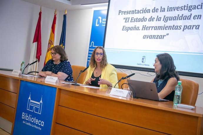 La consejera de Igualdad, Sara Simón, ha participado en la presentación del informe ‘El estado de la igualdad en España. Herramientas para avanzar’, de la Fundación Woman Forward, en la Biblioteca Pública de Castilla-La Mancha.