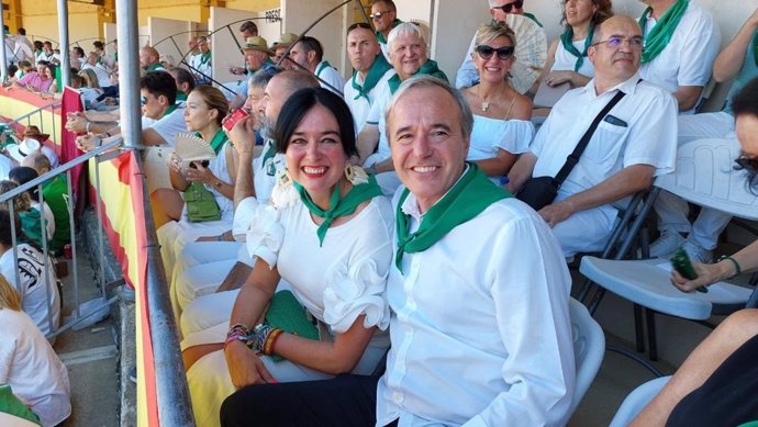 Archivo - El presidente de Aragón, Jorge Azcón, y la alcaldesa de Huesca, Lorena Orduna, en las fiestas de San Lorenzo de la capital oscense.