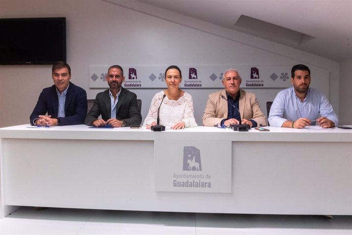 La alcaldesa de Guadalajara, Ana Guarinos, ofrece una rueda de prensa.