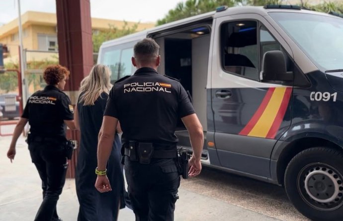 La Policía Nacional detiene a una supuesta abogada en el marco de la operación 'Colegiada'.