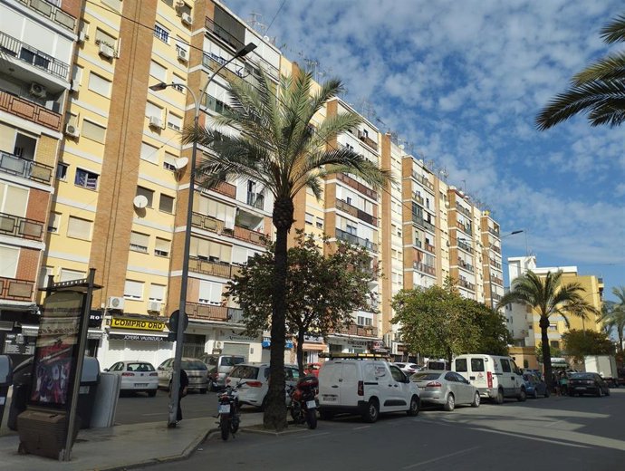 Archivo - Viviendas en una calle.