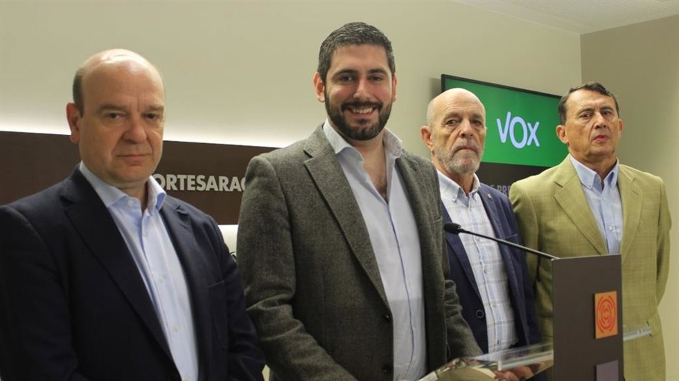El portavoz de VOX en las Cortes de Aragón, Alejandro Nolasco, junto al diputado Santiago Morón y representantes de la plataforma Stop Sucesiones.