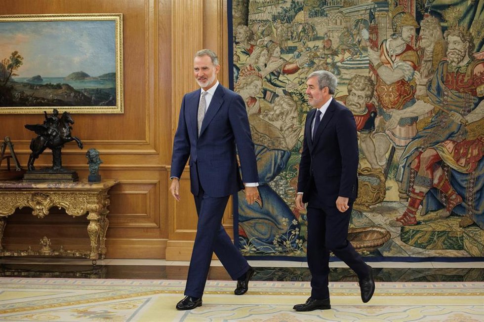 Archivo - El Rey Felipe VI (i) y el presidente de Canarias, Fernando Clavijo (d)
