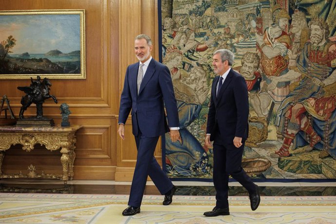 Archivo - El Rey Felipe VI (i) y el presidente de Canarias, Fernando Clavijo (d), llegan a un encuentro al Palacio de la Zarzuela, a 20 de septiembre de 2023, en Madrid (España). Clavijo recuperó el pasado mes de julio la presidencia de Canarias después