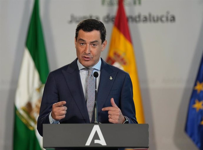 El presidente de la Junta de Andalucía, Juanma Moreno interviene en el acto después de  presidir la reunión del Consejo Andaluz de Cámaras de Comercio, a 18 de septiembre de 2024, en Sevilla, Andalucía (España). 