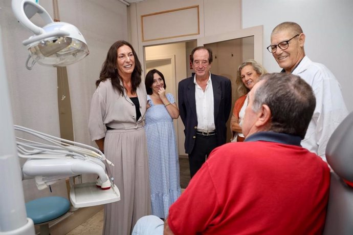 La consejera de Inclusión Social, Juventud, Familias e Igualdad, Loles López, en la visita a la Fundación Odontología Social Luis Séiquer en Sevilla capital.