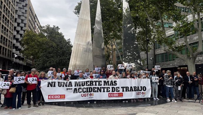 Concentración de CCOO y UGT por una nueva víctima mortal en accidente laboral en Aragón.