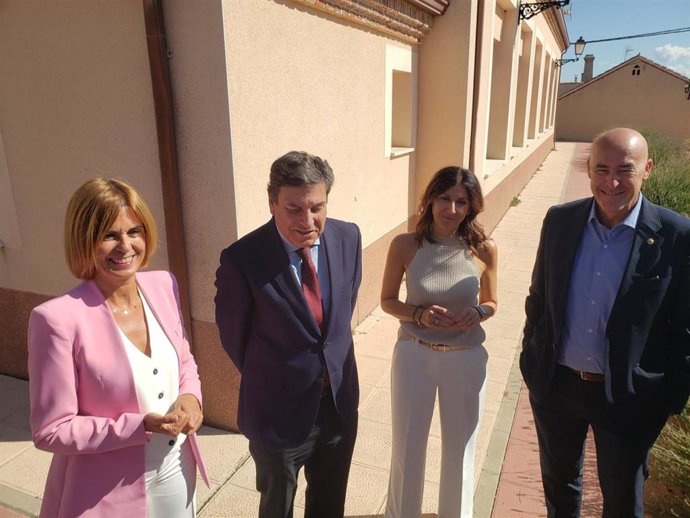 La alcaldesa de Abades, Magdalena Rodríguez; el consejero Fernández Carriedo; la delegada de la Junta en Segovia, Raquel Alonso y el diputado provincial de hacienda, Óscar Moral, durante la visita a Abades.