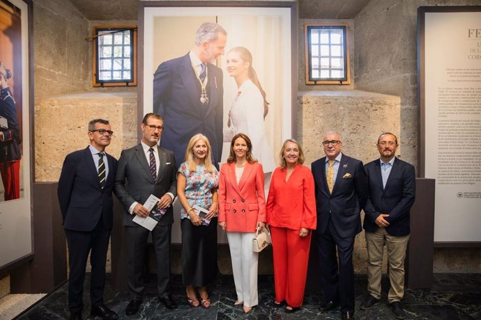 Inauguración de la exposición sobre los diez años de reinado de Felipe VI en el Palacio de Carlos V, con la consejera de Cultura de la Junta de Andalucía, Patricia del Pozo