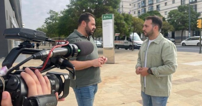 El secretario general de Juventudes Socialistas de Huelva, Javier Huete (a la derecha de la imagen).