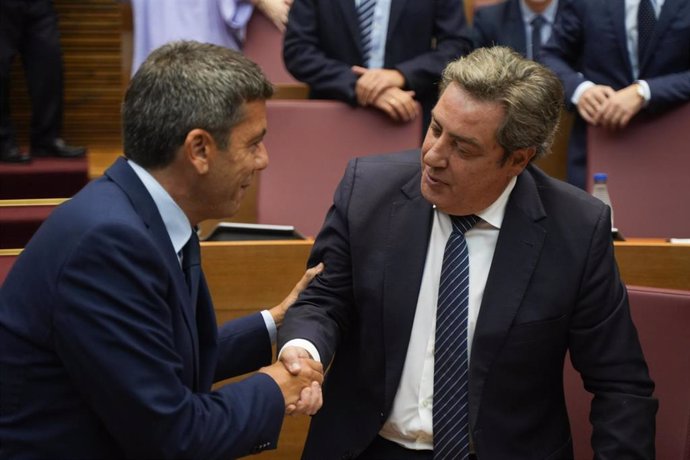 El presidente de la Generalitat Valenciana, Carlos Mazón (i), y el portavoz de VOX en las Corts, José María Llanos (d), durante un debate de política general en Les Corts