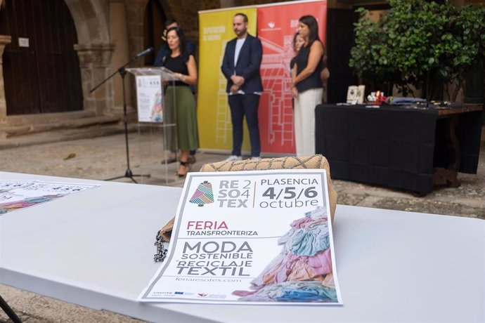 La moda sostenible hispano-lusa y el reciclaje textil llena las calles de Plasencia con la Feria Resotex