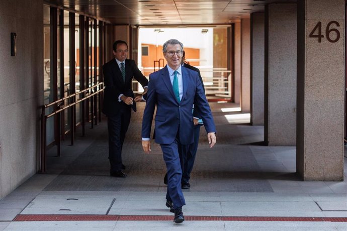 El presidente del PP, Alberto Núñez Feijóo, sale de una reunión con el comisario de Justicia, en la sede de la Comisión Europea, a 18 de septiembre de 2024, en Madrid (España). Durante su viaje, Reynders hace balance del desbloqueo del Consejo General del