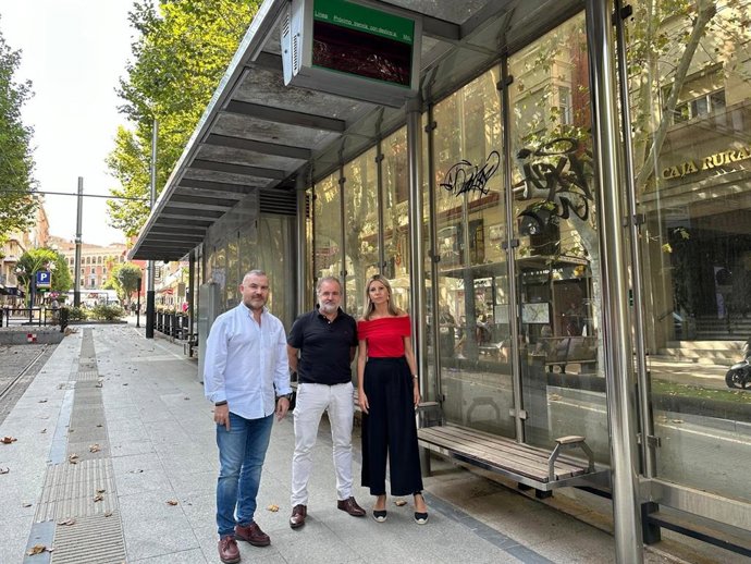 Carlos Alberca, Francisco Lechuga y María Isabel Cano en una parada del tranvía