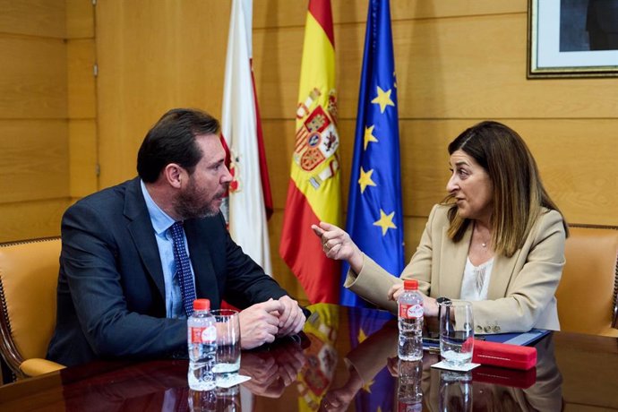 Archivo - El ministro de Transportes y Movilidad Sostenible, Óscar Puente, se reúne con la presidenta de Cantabria, María José Sáenz de Buruaga