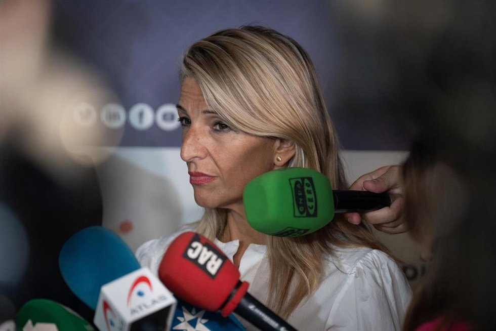 La vicepresidenta segunda y ministra de Trabajo y Economía Social, Yolanda Díaz, atiende a los medios de comunicación tras una reunión, en la sede de Pimec.