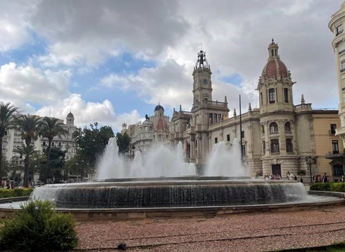 Archivo - Imagen de la fuente de la plaza del Ayuntamiento de València.