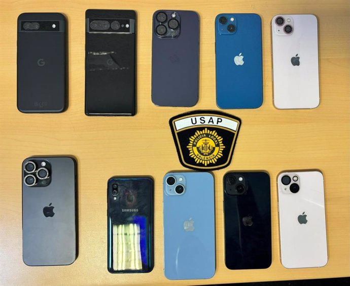 La Policía Local de València detiene a dos personas que llevaban encima droga y 7 iPhones robados