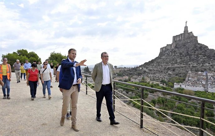 El alcalde de Murcia, José Ballesta, y el concejal de Pedanías y Vertebración Territorial, Marco Antonio Fernández, visitan el Palacio Mardanisí del Castillejo, en la pedanía de Monteagudo.